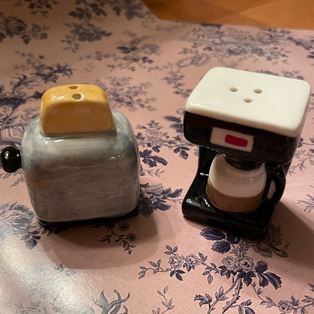 New Cracker Barrel coffee maker pot toaster salt & pepper shakers decor mini set